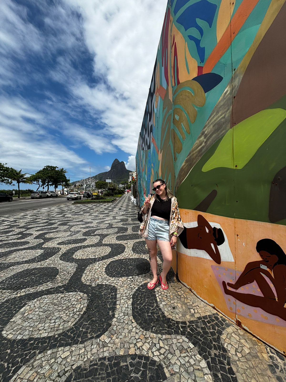Insegnante sul calçadão di Ipanema, con il Morro Dois Irmãos sullo sfondo
