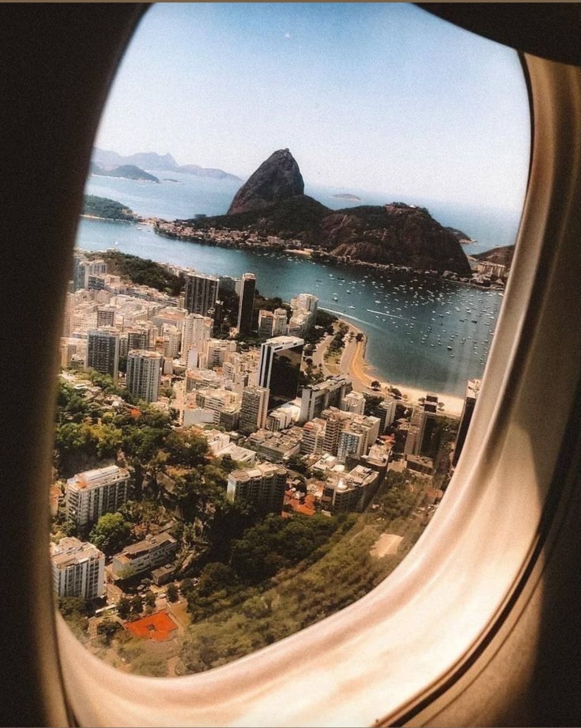 La baia di Botafogo e il Pão de Açúcar visti dal finestrino di un aereo in arrivo a Rio de Janeiro